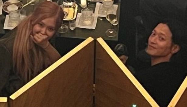 Một bức ảnh của Rosé (BLACK PINK) và nam diễn viên Kang Dong Won tại một buổi họp mặt của những người làm trong ngành thời trang ở hội chợ nghệ thuật được tổ chức tại COEX, Seoul vào năm ngoái đã lan truyền trên mạng. Hiện tại, bức ảnh đã bị xóa.