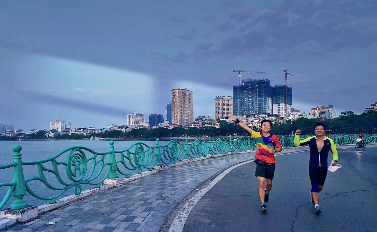 Từ tờ mờ sáng, khoảng 3h - 4h, các thanh niên đã &apos;hò&apos; nhau cùng chinh phục Hồ Tây để hoàn thành quãng đường route 29km mừng ngày Lễ Quốc khánh 2/9.