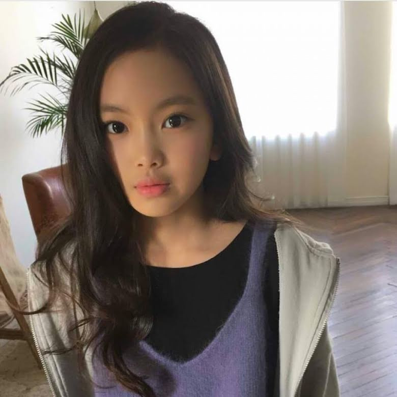 Bình luận viên còn chia sẻ những hình ảnh của Hyein khi còn nhỏ, cho thấy cô luôn có đôi môi căng mọng.