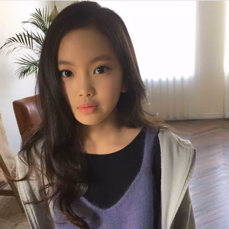 Bình luận viên còn chia sẻ những hình ảnh của Hyein khi còn nhỏ, cho thấy cô luôn có đôi môi căng mọng.