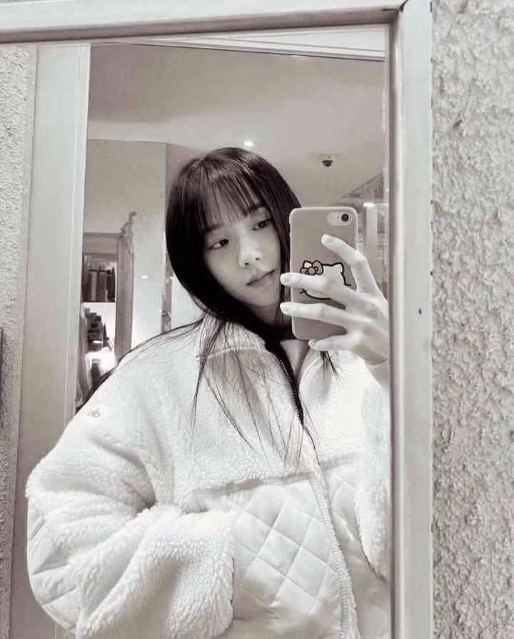 Jisoo hiện đang thu hút sự chú ý của mọi người với vẻ ngoài mới lạ, trẻ trung khi cắt tóc mái sau khi trở về nước từ chuyến lịch trình từ nước ngoài ngày 8/12.