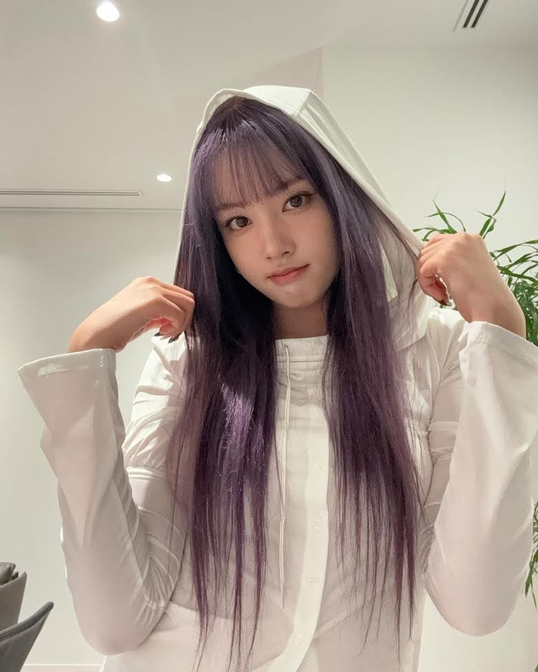 Trong số hai nữ thần tượng có mặt trong danh sách, Yoon (STAYC) là thần tượng bận rộn thứ tư trong năm nay, với tổng cộng 423 lịch trình.