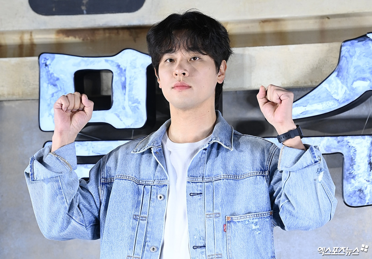 Phía nam diễn viên Park Jung Min cho biết sự xuất hiện của anh trong bộ phim truyền hình Influenza vẫn chưa được xác nhận. Park Jung Min ra mắt vào năm 2011 với bộ phim Blockman (đạo diễn Yoon Seong-Hyun). Trong bộ phim gần đây Smugglers (Những kẻ buôn lậu của đạo diễn Ryu Seung Wan), Park Jung Min đóng vai Jang Do Ri, đứa con út có tham vọng khi học buôn lậu đồng thời hỗ trợ Chun-Ja (do Kim Hye-soo thủ vai) và Jin-Sook (do Yeom Jeong-Ah thủ vai). Phía nam diễn viên Park Jung Min cho biết sự xuất hiện của anh trong bộ phim truyền hình Influenza vẫn chưa được xác nhận. Park Jung Min ra mắt vào năm 2011 với bộ phim Blockman (đạo diễn Yoon Seong-Hyun). Trong bộ phim gần đây Smugglers (Những kẻ buôn lậu của đạo diễn Ryu Seung Wan), Park Jung Min đóng vai Jang Do Ri, đứa con út có tham vọng khi học buôn lậu đồng thời hỗ trợ Chun-Ja (do Kim Hye-soo thủ vai) và Jin-Sook (do Yeom Jeong-Ah thủ vai).