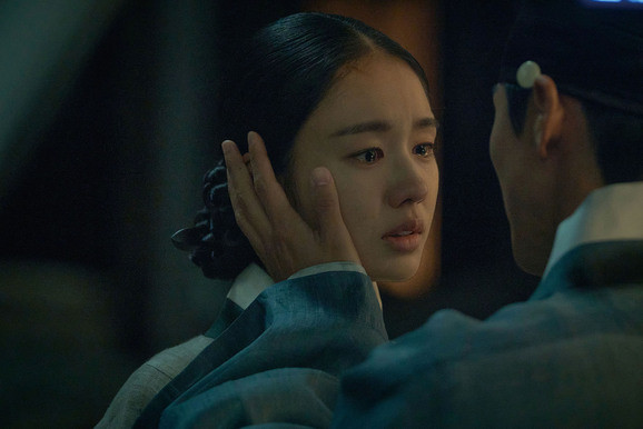 My Dearest (Người yêu dấu) kể về câu chuyện tình yêu giữa một phụ nữ quý tộc và một người đàn ông bí ẩn lấy bối cảnh ở Joseon trong cuộc xâm lược của nhà Thanh, được biết đến trong tiếng Hàn là Byeongja Horan. Namgoong Min và Ahn Eun Jin đã 'cuốn' người xem bằng tình yêu dịu dàng và cũng đầy day dứt của mình. My Dearest (Người yêu dấu) kể về câu chuyện tình yêu giữa một phụ nữ quý tộc và một người đàn ông bí ẩn lấy bối cảnh ở Joseon trong cuộc xâm lược của nhà Thanh, được biết đến trong tiếng Hàn là Byeongja Horan. Namgoong Min và Ahn Eun Jin đã 'cuốn' người xem bằng tình yêu dịu dàng và cũng đầy day dứt của mình.