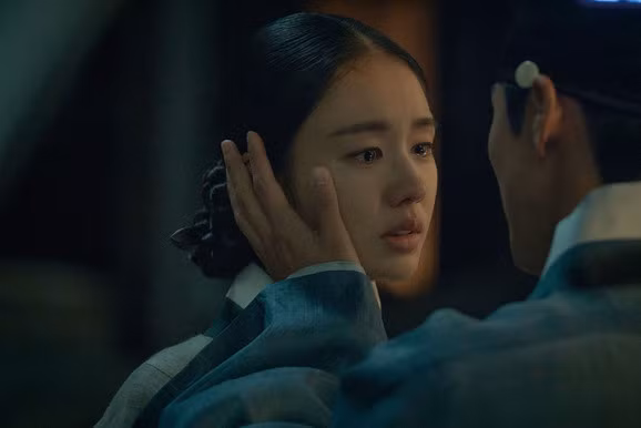 My Dearest (Người yêu dấu) kể về câu chuyện tình yêu giữa một phụ nữ quý tộc và một người đàn ông bí ẩn lấy bối cảnh ở Joseon trong cuộc xâm lược của nhà Thanh, được biết đến trong tiếng Hàn là Byeongja Horan. Namgoong Min và Ahn Eun Jin đã 'cuốn' người xem bằng tình yêu dịu dàng và cũng đầy day dứt của mình. My Dearest (Người yêu dấu) kể về câu chuyện tình yêu giữa một phụ nữ quý tộc và một người đàn ông bí ẩn lấy bối cảnh ở Joseon trong cuộc xâm lược của nhà Thanh, được biết đến trong tiếng Hàn là Byeongja Horan. Namgoong Min và Ahn Eun Jin đã 'cuốn' người xem bằng tình yêu dịu dàng và cũng đầy day dứt của mình.