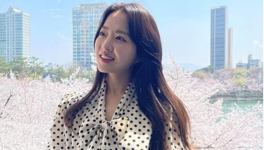 Park Bo Young đã thể hiện một cách đầy nhiệt huyết vai Da-Eun, một y tá chuyển đến khoa tâm thần vào năm thứ ba chuyên ngành nội khoa trong bộ phim truyền hình Netflix, Morning Comes Even in the Psychiatric Ward được phát hành vào ngày mùng 3 tháng trước. Ngoài ra, nữ diễn viên cũng nhận được sự yêu mến lớn nhờ khả năng diễn xuất ấm áp và có tiếng vang qua vai diễn y tá trong Concrete Utopia. Ngoài Shop of the Lamp, Park Bo Young cũng được cho là đang tích cực xem xét bộ phim truyền hình mới Melo Movie. Park Bo Young đã thể hiện một cách đầy nhiệt huyết vai Da-Eun, một y tá chuyển đến khoa tâm thần vào năm thứ ba chuyên ngành nội khoa trong bộ phim truyền hình Netflix, Morning Comes Even in the Psychiatric Ward được phát hành vào ngày mùng 3 tháng trước. Ngoài ra, nữ diễn viên cũng nhận được sự yêu mến lớn nhờ khả năng diễn xuất ấm áp và có tiếng vang qua vai diễn y tá trong Concrete Utopia. Ngoài Shop of the Lamp, Park Bo Young cũng được cho là đang tích cực xem xét bộ phim truyền hình mới Melo Movie.