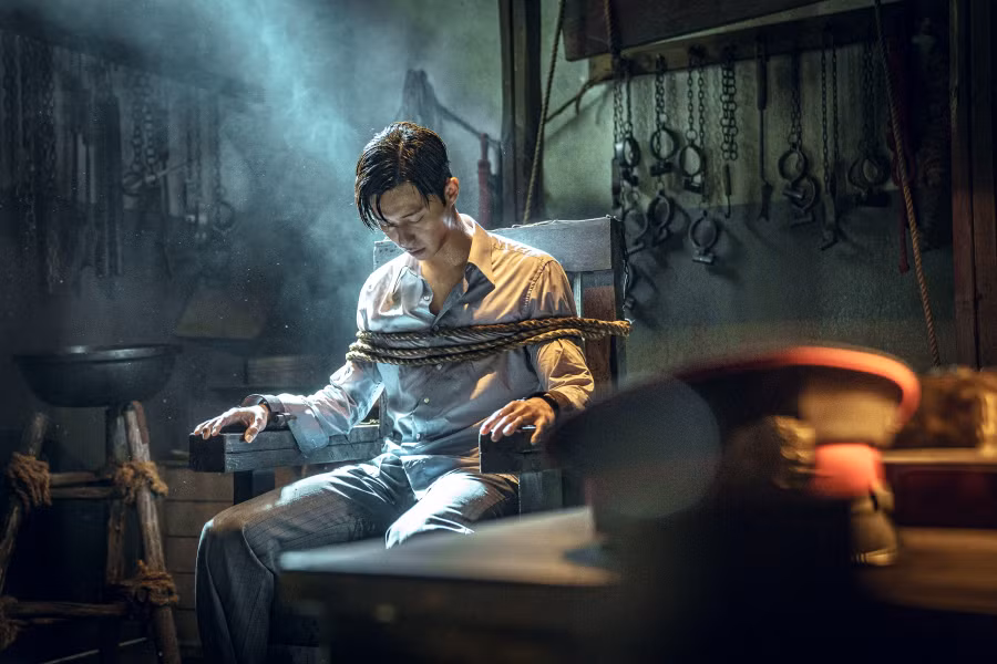 Park Seo Joon hoàn toàn hóa thân thành Jang Tae Sang, chủ sở hữu của Geumokdang, tiệm cầm đồ lớn nhất ở Kyungseong, đồng thời là người nắm giữ mọi thông tin cần thiết trên con phố chính. Park Seo Joon đã hóa thân thành nhân vật Jang Tae Sang, người “sống theo cách riêng của mình để tồn tại” và là một người rất hấp dẫn ở chỗ anh ấy có suy nghĩ rõ ràng nhưng cũng phản ứng nhẹ nhàng trong một số tình huống nhất định.