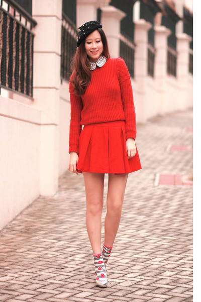 Mix váy ngắn cùng với tất cao quá đầu gối sẽ đem lại cho bạn vẻ dễ thương mà vẫn rất cá tính. Vẻ đẹp dịu dàng và dễ thương của chân váy xòe kết hợp với vẻ đẹp thanh lịch của áo sơ mi tạo nên một phong cách cực hoàn hảo. Váy ngắn + áo pull = một phong cách đậm chất teen Thêm áo khoác nhẹ nhàng cho ngày trở gió Áo sơ mi diện trong áo len hoặc áo pull mix cùng chân váy sẽ đem lại cho bạn vẻ trẻ trung thanh lịch.