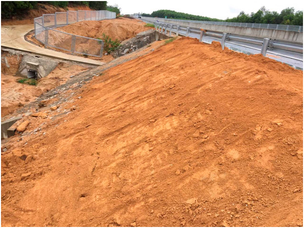 Sụt trượt trên cao tốc Đà Nẵng - Quảng Ngãi ảnh 1