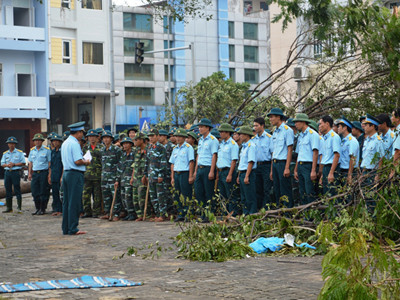 Chuẩn bị giúp dân khắc phục hậu quả sau bão. Ảnh: VGP/Thế Phong