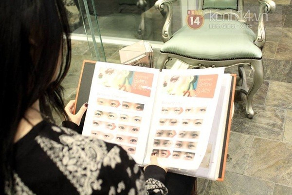 Thông thường để gặp được bác sĩ phải chờ khoảng nửa tiếng nên cô tranh thủ xem các quyển sách ảnh về những ca phẫu thuật thẩm mỹ đã thực hiện ở bệnh viện. Có cả những bức ảnh trước và sau khá trực quan 