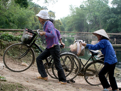 Dắt xe đạp cũng mệt vì độ dốc quá lớn