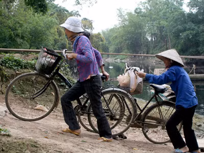 Dắt xe đạp cũng mệt vì độ dốc quá lớn