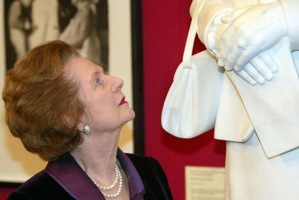 Bà Thatcher công bố bức tượng cao 8ft của mình do nhà điêu khắc Neil Simmons tạo nên tại Guildhall, London, 21/5/2002