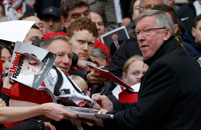 HLV Ferguson ký tặng người hâm mộ - Ảnh: Reuters