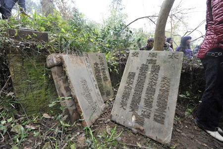 Trong ngôi mộ được biết còn có những quan tài khác. Trong ngôi mộ được biết còn có những quan tài khác