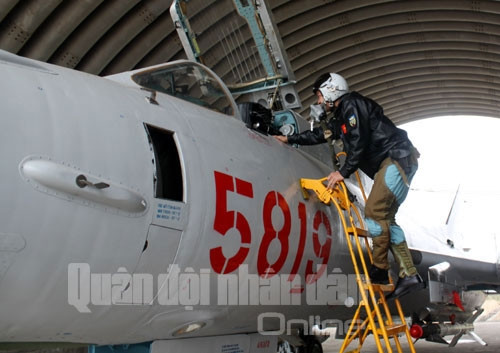 Sẵn sàng xuất kích! (trong ảnh: Phi công Vương Xuân Bắc, Trung đoàn 921, Sư đoàn không quân 371, trong phiên trực ban sẵn sàng chiến đấu, tháng 12-2012)