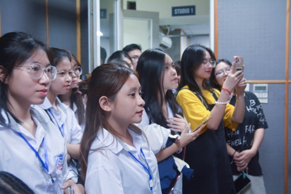 Học sinh, sinh viên Trường Cao đẳng Phát thanh - Truyền hình I hào hứng tham gia các CLB. Học sinh, sinh viên Trường Cao đẳng Phát thanh - Truyền hình I hào hứng tham gia các CLB.