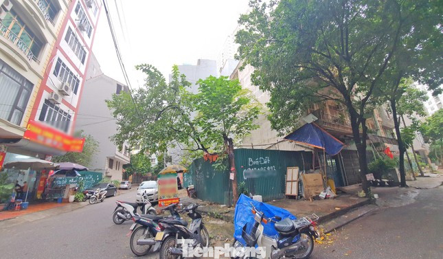 25 lô đất tại khu X4 phường Mai Dịch quận Cầu Giấy từng gây xôn xao vì có mức khởi điểm từ 104,7 - 182,3 triệu đồng/m2, giá trúng cao nhất là hơn 360 triệu đồng nhưng sau đó có tới 4 nhà đầu tư bỏ cọc. (Ảnh: Lộc Liên) 25 lô đất tại khu X4 phường Mai Dịch quận Cầu Giấy từng gây xôn xao vì có mức khởi điểm từ 104,7 - 182,3 triệu đồng/m2, giá trúng cao nhất là hơn 360 triệu đồng nhưng sau đó có tới 4 nhà đầu tư bỏ cọc. (Ảnh: Lộc Liên)