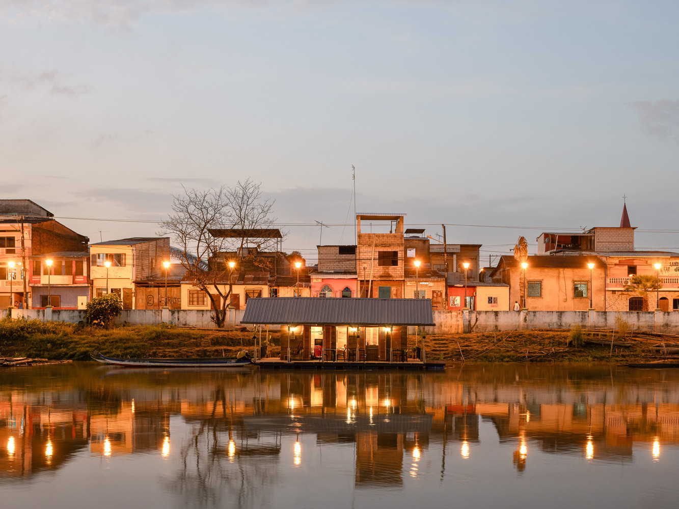 Các kiến trúc sư cho rằng mẫu nhà nổi này là một trong những giải pháp khả thi để giải quyết tình trạng không có nơi ở khi có lũ lụt cho người dân vùng sông nước mỗi mùa bão đến. Các kiến trúc sư cho rằng mẫu nhà nổi này là một trong những giải pháp khả thi để giải quyết tình trạng không có nơi ở khi có lũ lụt cho người dân vùng sông nước mỗi mùa bão đến.