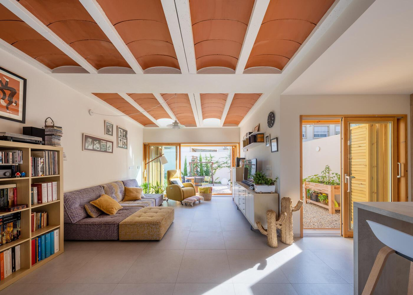 Phòng khách và nhà bếp nối với hai sân hiên hướng về phía Đông giúp ngôi nhà luôn sáng sủa và thoáng mát. Phòng khách và nhà bếp nối với hai sân hiên hướng về phía Đông giúp ngôi nhà luôn sáng sủa và thoáng mát.