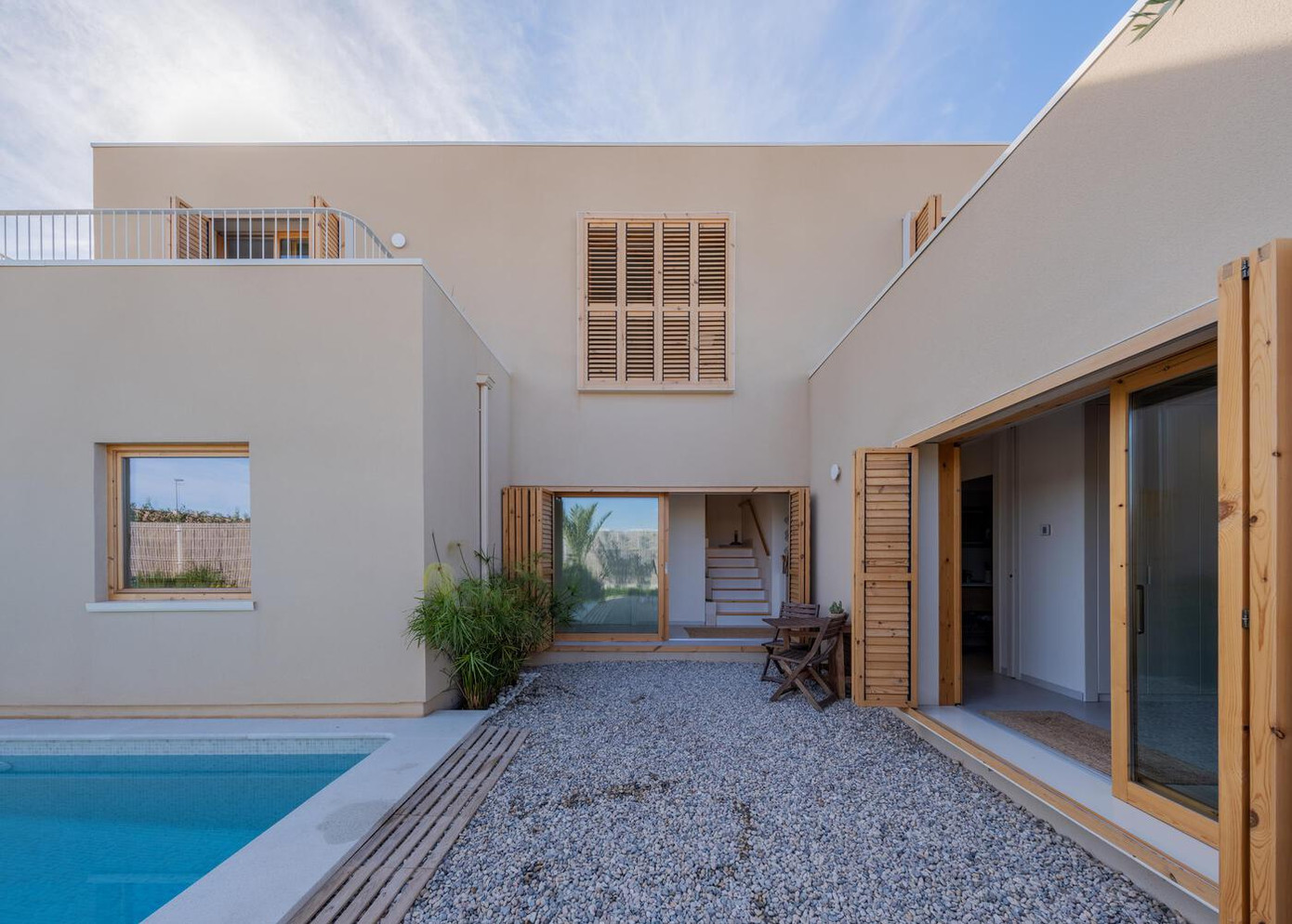 Do đó, KTS để các không gian sống như phòng khách, nhà bếp quay về phía Đông, bố cục với các ngóc ngách được sắp xếp theo ý tưởng để tạo ra điều kiện nhiệt và ánh sáng độc đáo. Do đó, KTS để các không gian sống như phòng khách, nhà bếp quay về phía Đông, bố cục với các ngóc ngách được sắp xếp theo ý tưởng để tạo ra điều kiện nhiệt và ánh sáng độc đáo.