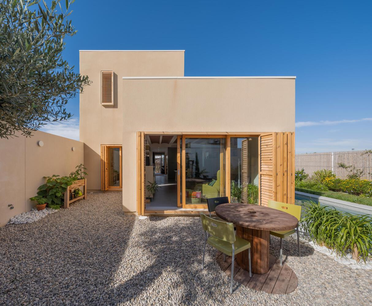 Ngôi nhà cấp 4 có lửng này được thiết kế cho gia đình hai vợ chồng và một con nhỏ với mặt tiền về hướng Tây. Gia chủ yêu cầu kiến trúc sư (KTS) tạo ra một không gian sống thoải mái, lành mạnh và tiết kiệm năng lượng, tận dụng tối đa từng chi tiết cả trong nhà và ngoài trời. Ngôi nhà cấp 4 có lửng này được thiết kế cho gia đình hai vợ chồng và một con nhỏ với mặt tiền về hướng Tây. Gia chủ yêu cầu kiến trúc sư (KTS) tạo ra một không gian sống thoải mái, lành mạnh và tiết kiệm năng lượng, tận dụng tối đa từng chi tiết cả trong nhà và ngoài trời.