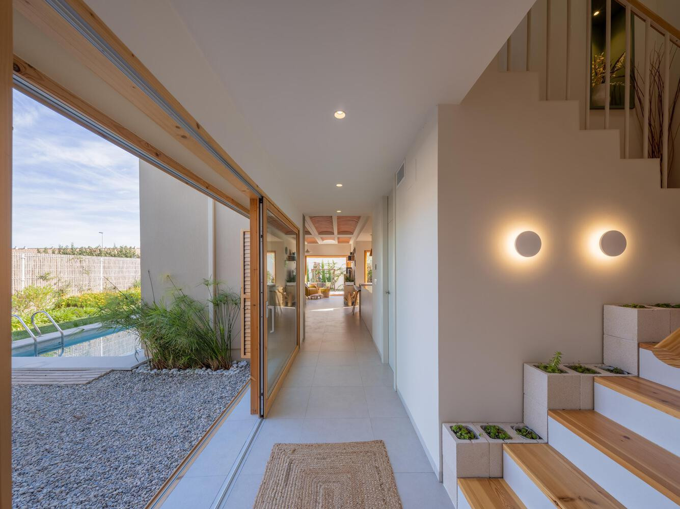 Phòng làm việc và hành lang dẫn đến sân hiên quay mặt về hướng Bắc giúp ngôi nhà mát mẻ hơn vào mùa hè trong khi các phòng ngủ mở ra sân vườn. Phòng làm việc và hành lang dẫn đến sân hiên quay mặt về hướng Bắc giúp ngôi nhà mát mẻ hơn vào mùa hè trong khi các phòng ngủ mở ra sân vườn.