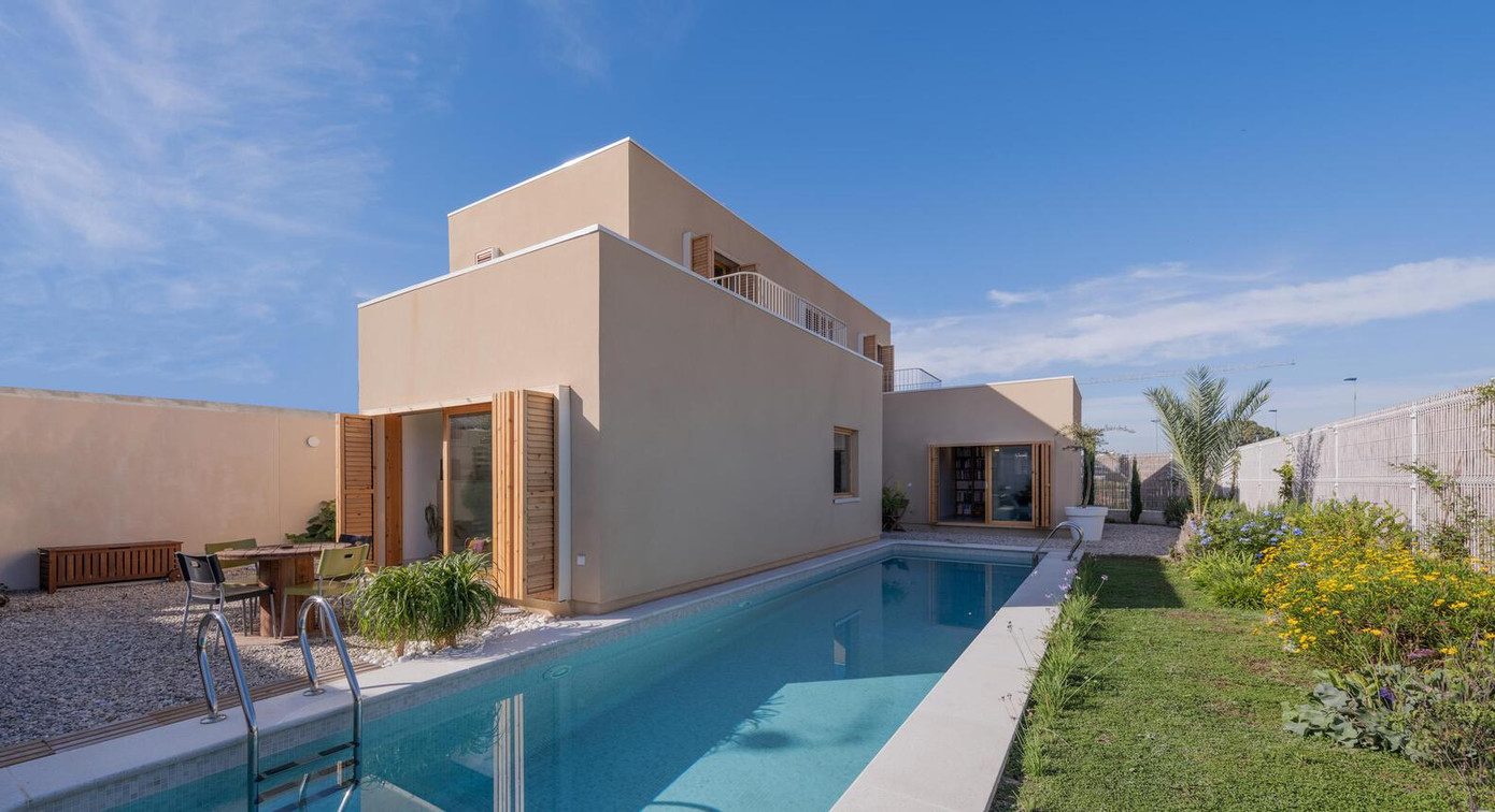 Ngôi nhà được xây dựng bằng vật liệu cách nhiệt tự nhiên. Ngôi nhà được xây dựng bằng vật liệu cách nhiệt tự nhiên.