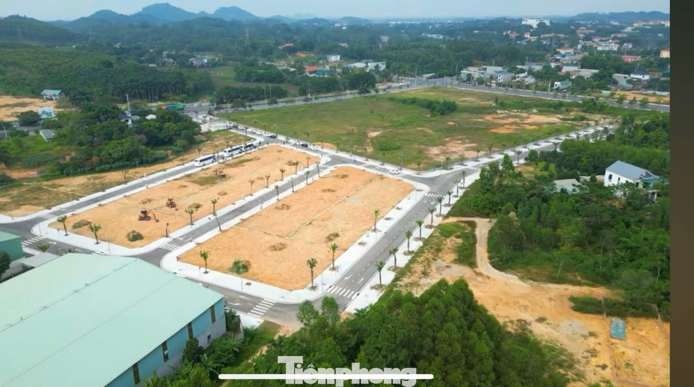 UBND TP Hà Nội yêu cầu rà soát quỹ đất đấu giá, tái định cư, xen kẹt, vi phạm đất đai để thực hiện giao đất dịch vụ cho các hộ gia đình, cá nhân.