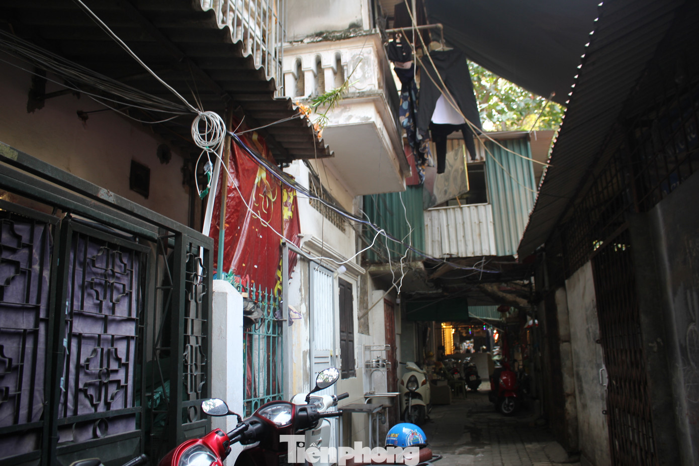 Ghi nhận thực tế, hầu hết khu vực sân chơi, đường đi trong KTT đều bị chiếm dụng làm bãi đỗ xe tự phát hoặc cơi nới làm không gian bán hàng. Nhiều hộ dân còn cơi nới thêm chuồng cọp lấn ra không gian đường đi. Ghi nhận thực tế, hầu hết khu vực sân chơi, đường đi trong KTT đều bị chiếm dụng làm bãi đỗ xe tự phát hoặc cơi nới làm không gian bán hàng. Nhiều hộ dân còn cơi nới thêm chuồng cọp lấn ra không gian đường đi.