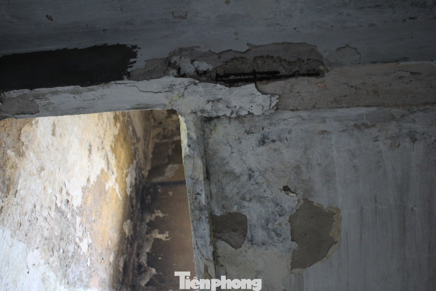 Do thời gian xây dựng lâu năm, các mảng tường trong KTT đều bị bong tróc, rễ cây ăn vào tường trong khi sắt thép gia cố bị hoen gỉ từ lâu. Do thời gian xây dựng lâu năm, các mảng tường trong KTT đều bị bong tróc, rễ cây ăn vào tường trong khi sắt thép gia cố bị hoen gỉ từ lâu.