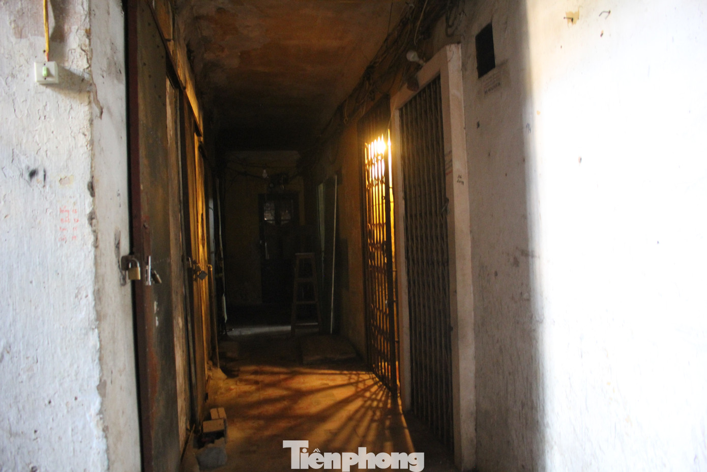 Do xuống cấp và xập xệ, KTT Nguyễn Công Trứ thường xuyên được cảnh báo về nguy cơ cháy, nổ. Bởi thực tế hồi năm 2022, nơi này từng xảy ra vụ cháy do chập điện. Do xuống cấp và xập xệ, KTT Nguyễn Công Trứ thường xuyên được cảnh báo về nguy cơ cháy, nổ. Bởi thực tế hồi năm 2022, nơi này từng xảy ra vụ cháy do chập điện.