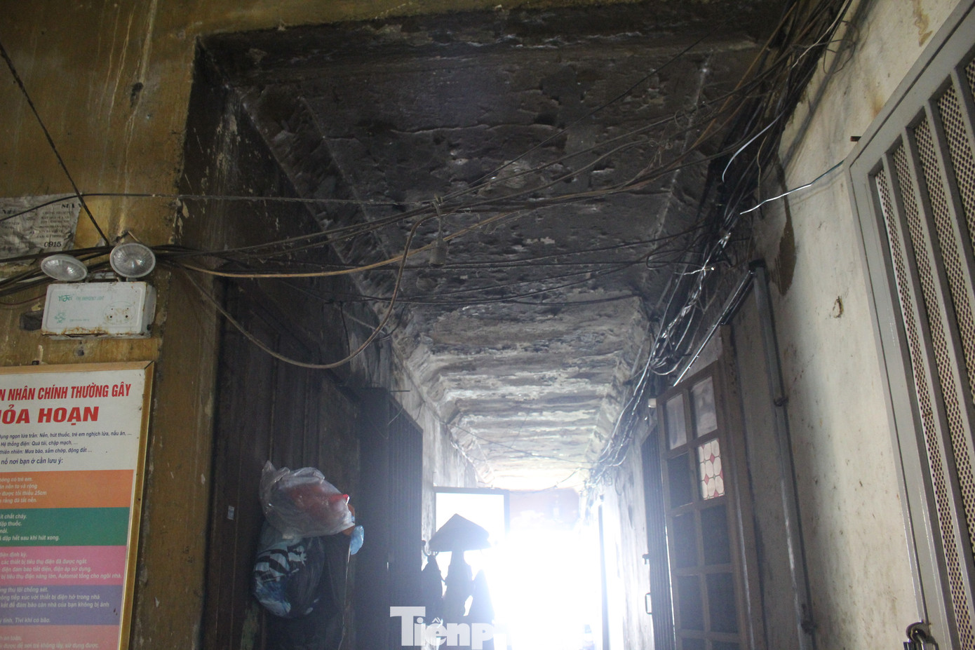 Do xuống cấp và xập xệ, KTT Nguyễn Công Trứ thường xuyên được cảnh báo về nguy cơ cháy, nổ. Bởi thực tế hồi năm 2022, nơi này từng xảy ra vụ cháy do chập điện. Do xuống cấp và xập xệ, KTT Nguyễn Công Trứ thường xuyên được cảnh báo về nguy cơ cháy, nổ. Bởi thực tế hồi năm 2022, nơi này từng xảy ra vụ cháy do chập điện.