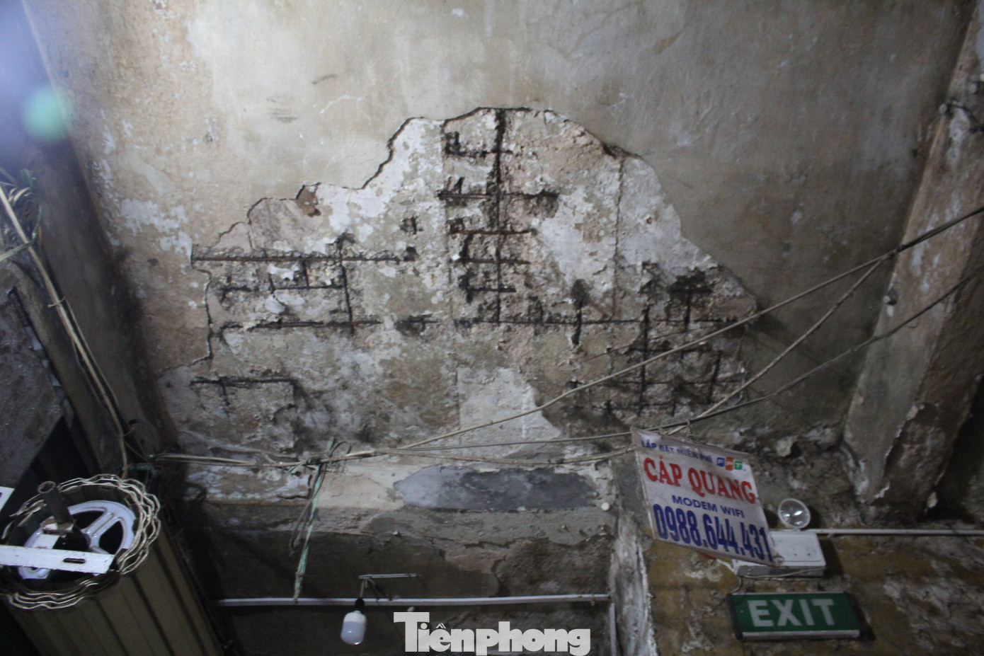 Do thời gian xây dựng lâu năm, các mảng tường trong KTT đều bị bong tróc, rễ cây ăn vào tường trong khi sắt thép gia cố bị hoen gỉ từ lâu. Do thời gian xây dựng lâu năm, các mảng tường trong KTT đều bị bong tróc, rễ cây ăn vào tường trong khi sắt thép gia cố bị hoen gỉ từ lâu.