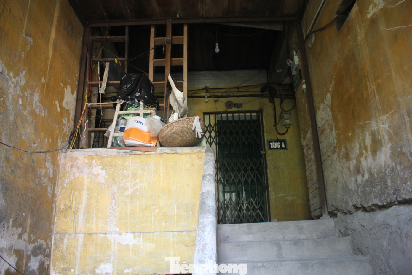 Nhiều vị trí còn trống đều được tận dụng để cơi nới làm khu vực sinh hoạt hoặc làm kho để đồ. Nhiều vị trí còn trống đều được tận dụng để cơi nới làm khu vực sinh hoạt hoặc làm kho để đồ.