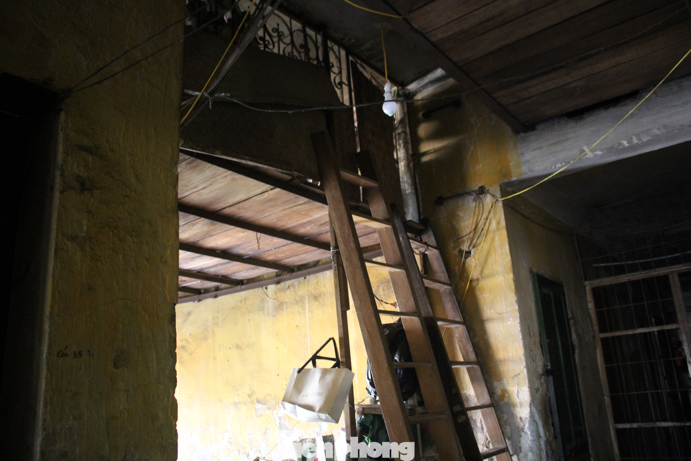 Nhiều vị trí còn trống đều được tận dụng để cơi nới làm khu vực sinh hoạt hoặc làm kho để đồ. Nhiều vị trí còn trống đều được tận dụng để cơi nới làm khu vực sinh hoạt hoặc làm kho để đồ.