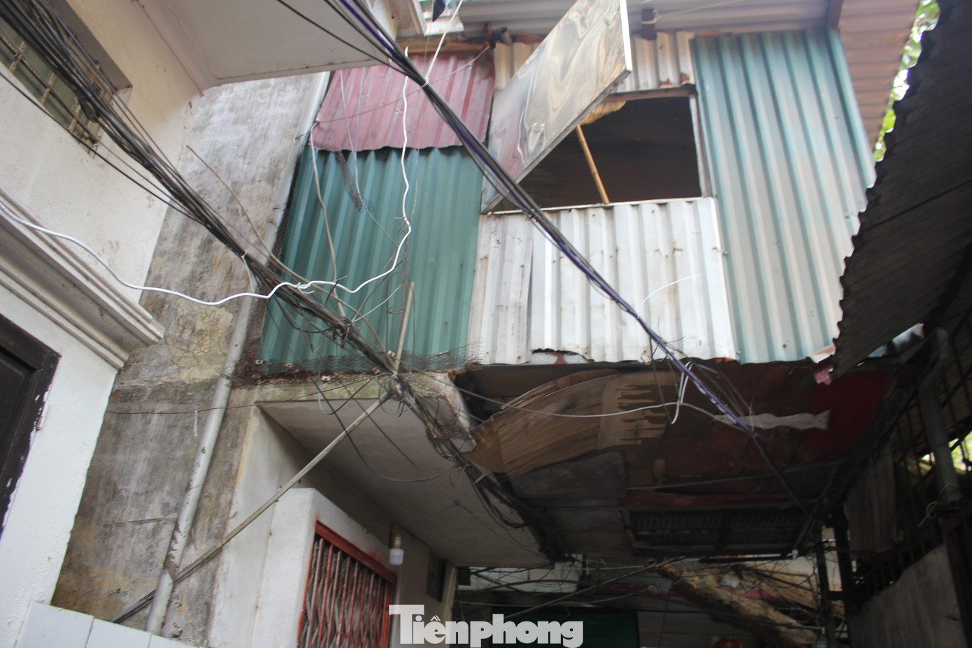 Do xuống cấp và xập xệ, KTT Nguyễn Công Trứ thường xuyên được cảnh báo về nguy cơ cháy, nổ. Bởi thực tế hồi năm 2022, nơi này từng xảy ra vụ cháy do chập điện. Do xuống cấp và xập xệ, KTT Nguyễn Công Trứ thường xuyên được cảnh báo về nguy cơ cháy, nổ. Bởi thực tế hồi năm 2022, nơi này từng xảy ra vụ cháy do chập điện.