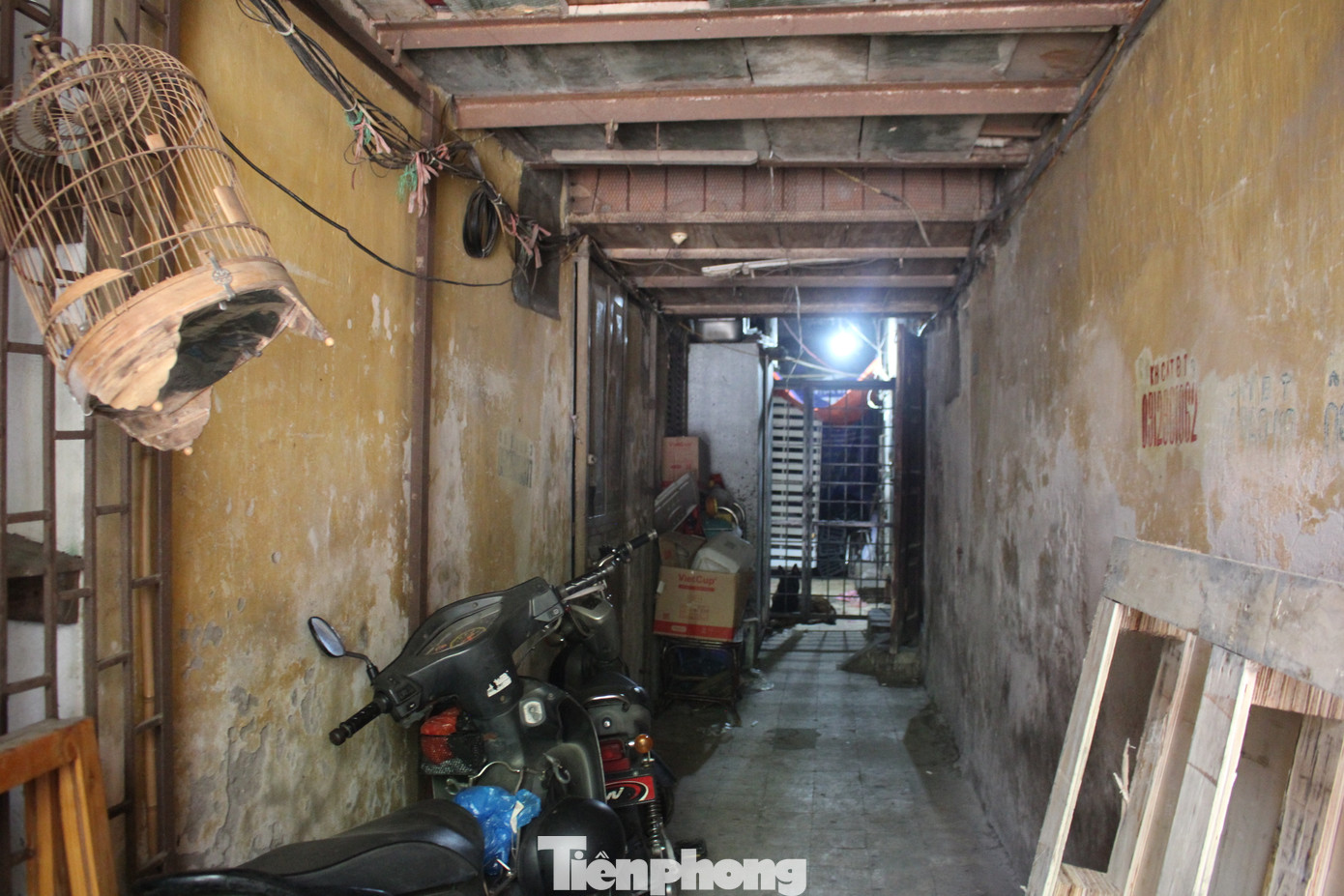 Ghi nhận thực tế, hầu hết khu vực sân chơi, đường đi trong KTT đều bị chiếm dụng làm bãi đỗ xe tự phát hoặc cơi nới làm không gian bán hàng. Nhiều hộ dân còn cơi nới thêm chuồng cọp lấn ra không gian đường đi. Ghi nhận thực tế, hầu hết khu vực sân chơi, đường đi trong KTT đều bị chiếm dụng làm bãi đỗ xe tự phát hoặc cơi nới làm không gian bán hàng. Nhiều hộ dân còn cơi nới thêm chuồng cọp lấn ra không gian đường đi.