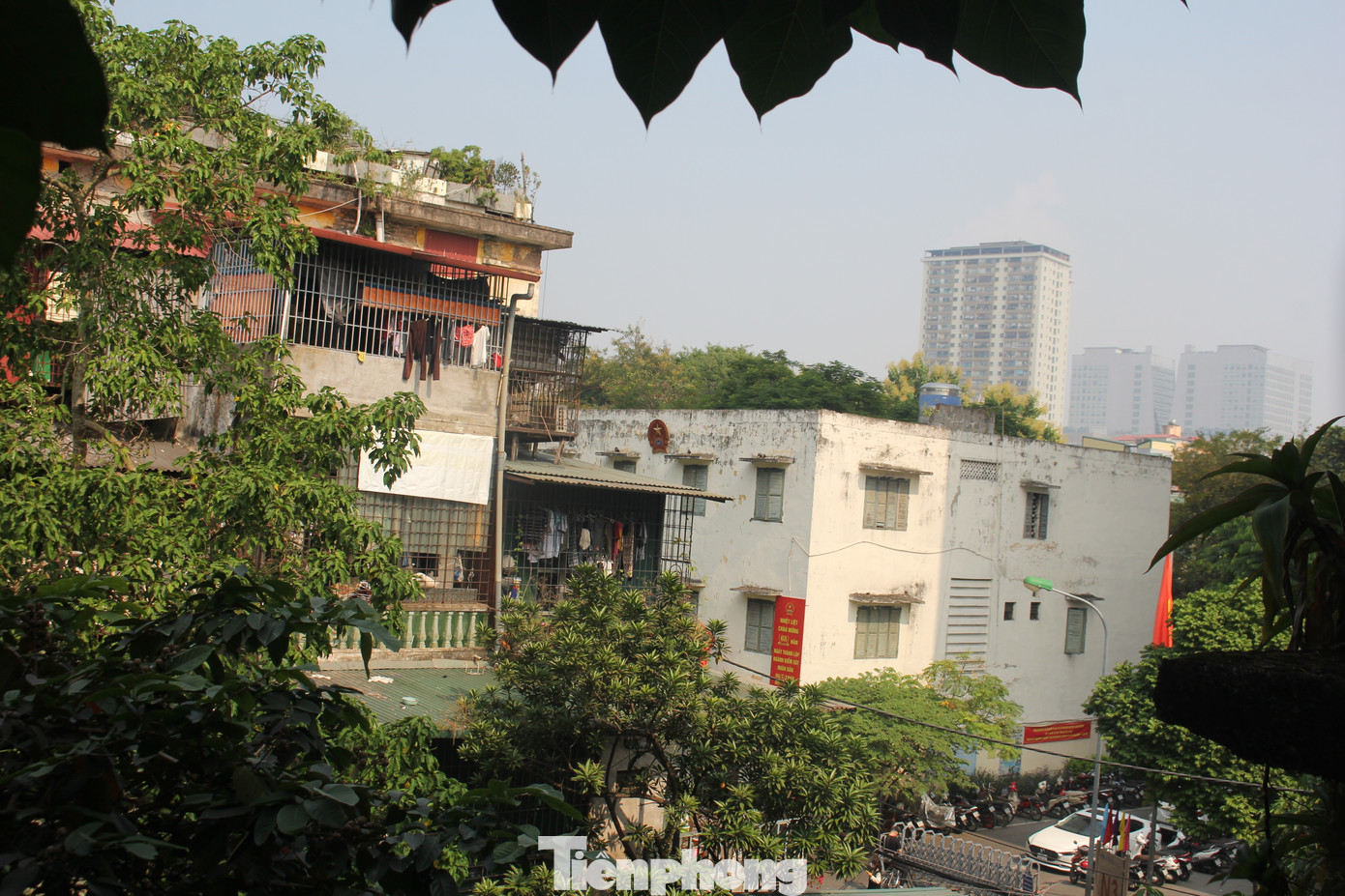 Trao đổi với Tiền Phong, ông P (cư dân KTT Nguyễn Công Trứ) cho biết, KTT được xây dựng từ những năm 60 của thế kỷ trước thuộc hàng những công trình xây dựng lâu đời ở Hà Nội. Trao đổi với Tiền Phong, ông P (cư dân KTT Nguyễn Công Trứ) cho biết, KTT được xây dựng từ những năm 60 của thế kỷ trước thuộc hàng những công trình xây dựng lâu đời ở Hà Nội.