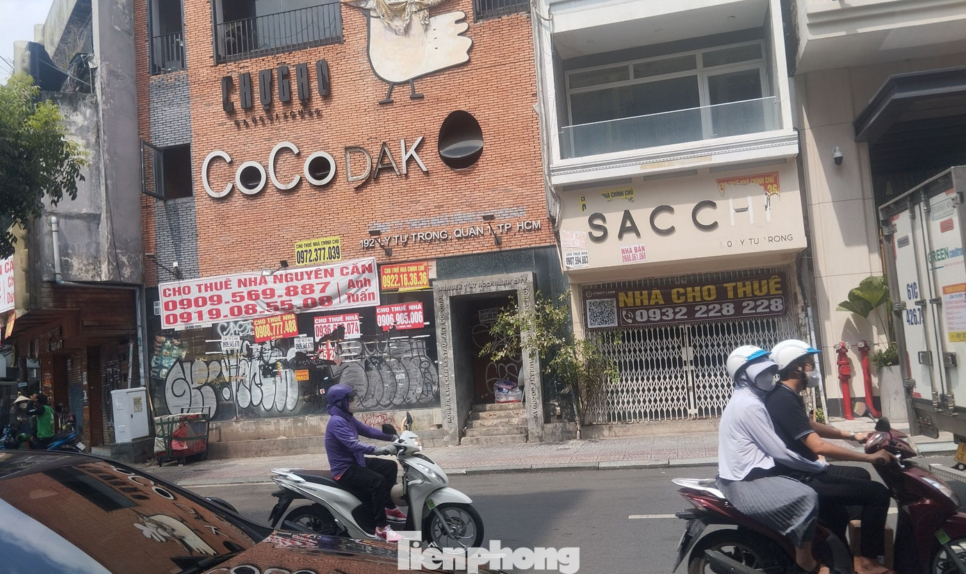 Không chỉ vị trí vừa nêu, nhiều tuyến phố đắt đỏ và sầm uất bậc nhất tại TP HCM cũng xuất hiện tình trạng rao bán nhà, cho thuê lại mặt bằng với giá giảm theo theo thời gian nhưng vẫn chưa có người mua, thuê. (Ảnh: Lộc Liên)