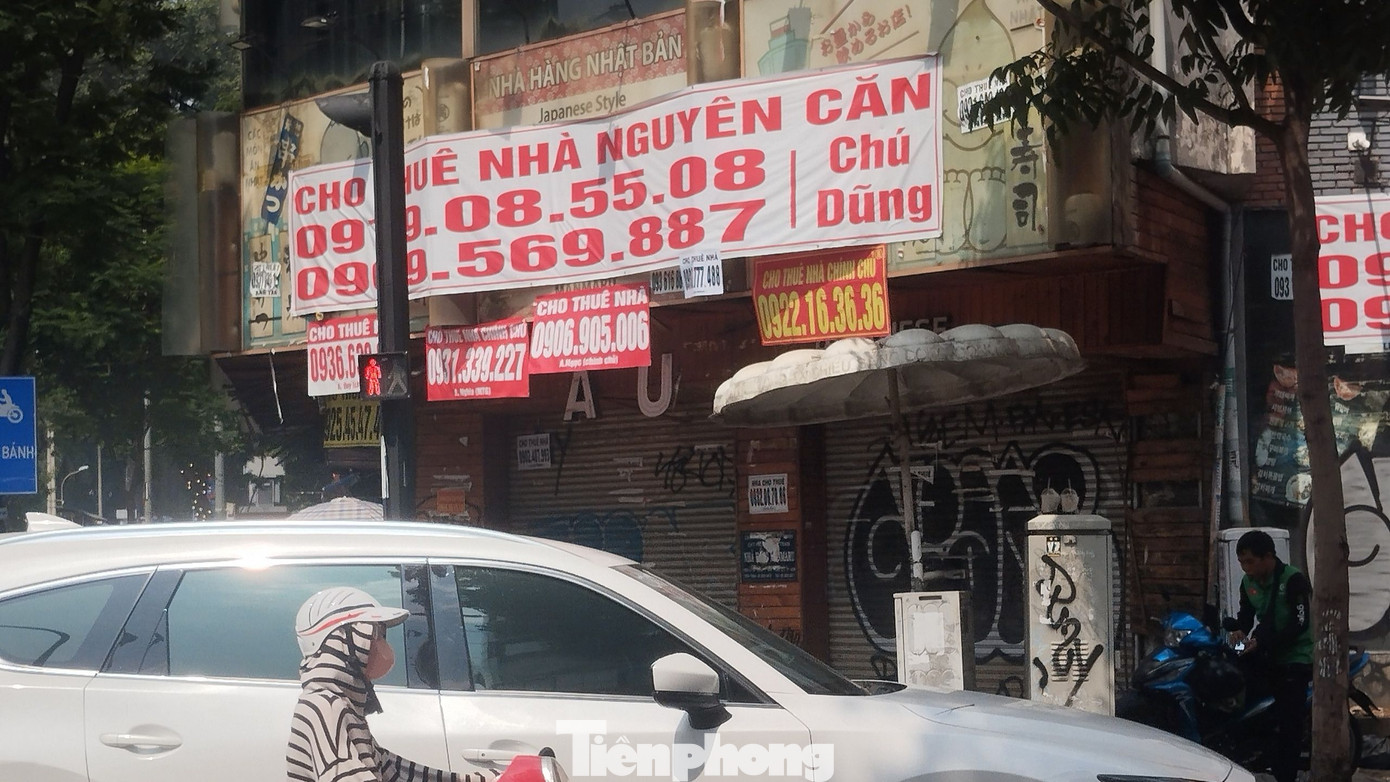 Ở TP HCM, loạt mặt bằng ở lô góc giao giữa đường Lý Tự Trọng và Trương Định, nơi từng được coi là vị trí đắc địa bậc nhất ở phường Bến Thành (Quận 1) biển rao bán, cho thuê nhà nguyên căn được dán la liệt. (Ảnh: Lộc Liên)