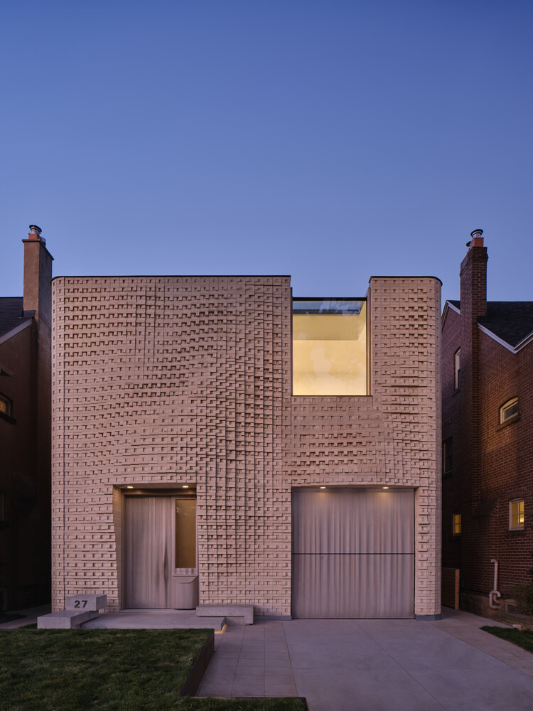 Khả năng quang học của ngôi nhà được thực hiện bằng cách ghép nối viên gạch một màu với các biến thể tay đòn ngẫu hứng riêng lẻ, cho phép thiết kế thể hiện khả năng của viên gạch trong việc gói gọn vẻ sang trọng của một ngôi nhà theo phong cách Georgia mà không cần dựa vào các hình thức truyền thống.