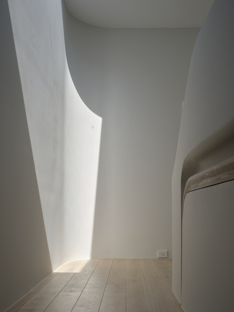 Nhờ mặt tiền đặc biệt mà sự tương tác giữa ánh sáng và bóng tối trong ngôi nhà giúp tạo cảm giác về chiều sâu.