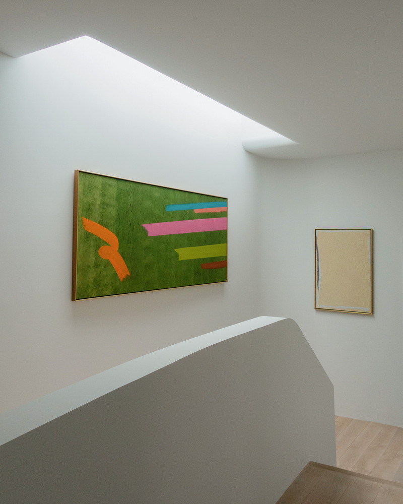 Tay nắm cửa và tay vịn được chạm khắc trên tường, tạo ra không gian nội thất được nhấn mạnh bằng sự tích hợp cẩn thận của ánh sáng. Điều này dẫn đến một nội thất yên tĩnh, thoáng mát, đáng chiêm ngưỡng, một ngôi nhà thích hợp cho bộ sưu tập nghệ thuật đương đại quyến rũ.