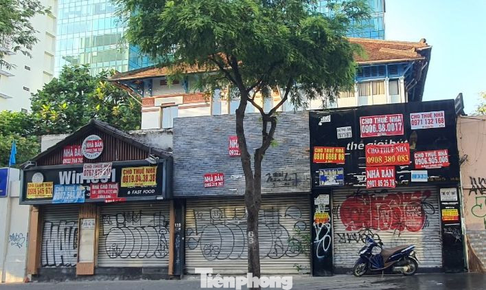 Không chỉ vị trí vừa nêu, nhiều tuyến phố đắt đỏ và sầm uất bậc nhất tại TP HCM cũng xuất hiện tình trạng rao bán nhà, cho thuê lại mặt bằng với giá giảm theo theo thời gian nhưng vẫn chưa có người mua, thuê. (Ảnh: Lộc Liên)