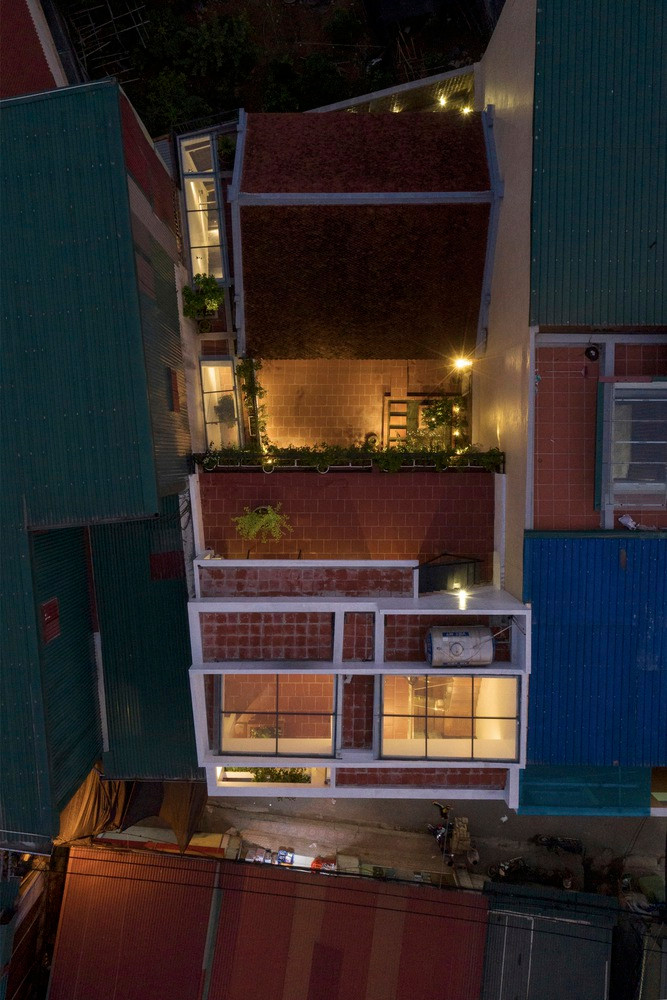 Tầng 3 của ngôi nhà gồm 3 phòng ngủ riêng và 1 phòng tắm chung. Tầng 4 làm khu vui chơi và phòng kỹ thuật, đáp ứng nhu cầu giải trí, công nghệ của gia đình.