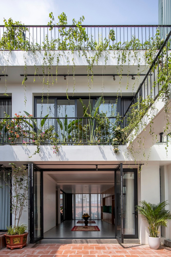 Tầng 3 của ngôi nhà gồm 3 phòng ngủ riêng và 1 phòng tắm chung. Tầng 4 làm khu vui chơi và phòng kỹ thuật, đáp ứng nhu cầu giải trí, công nghệ của gia đình.