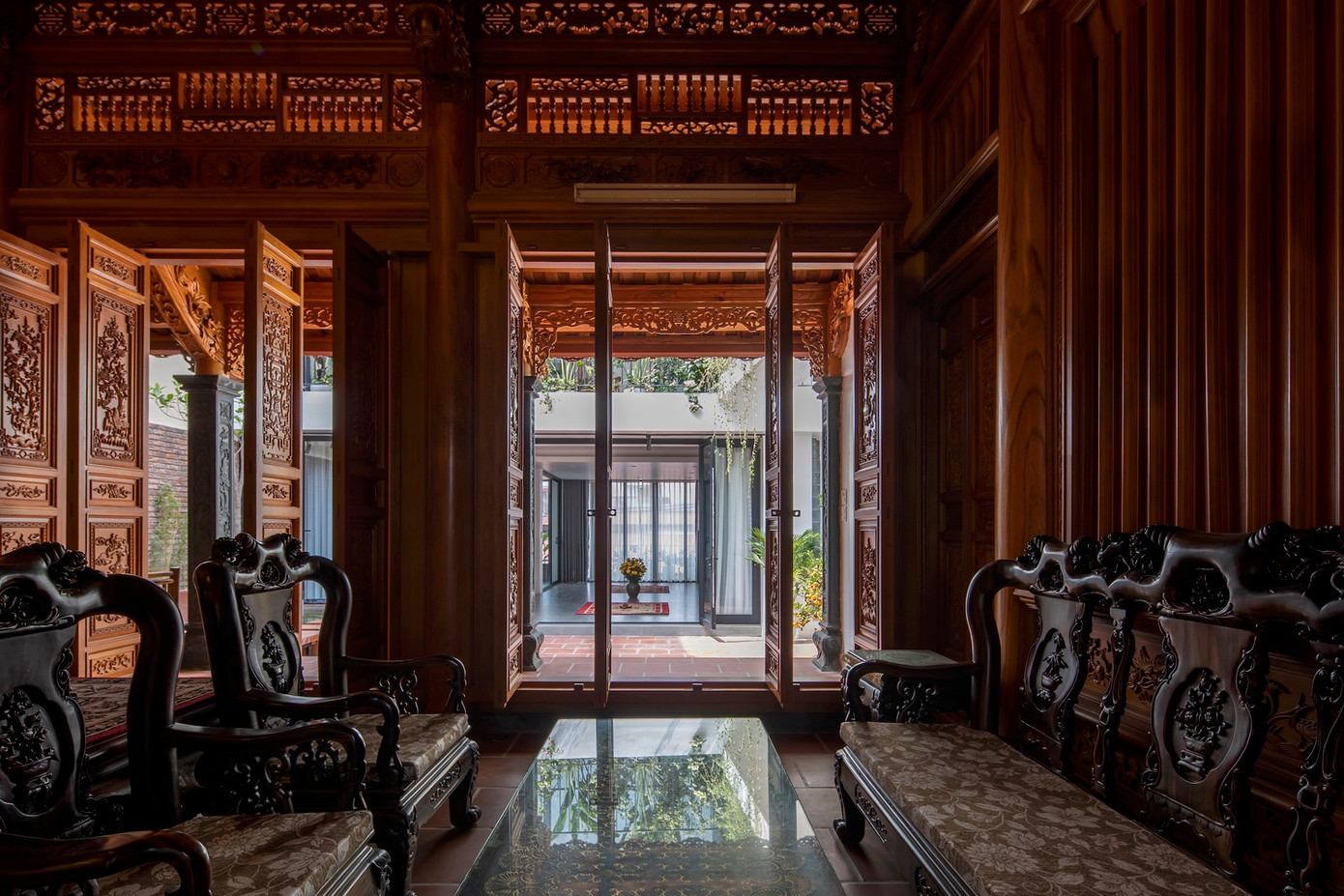 Với mặt tiền của ngôi nhà hướng về phía Tây, KTS áp dụng lớp gạch thông gió bên ngoài và lớp bên trong là hệ thống kính khổ lớn để đảm bảo luồng không khí tự nhiên, giảm nhiệt và giảm tiếng ồn.