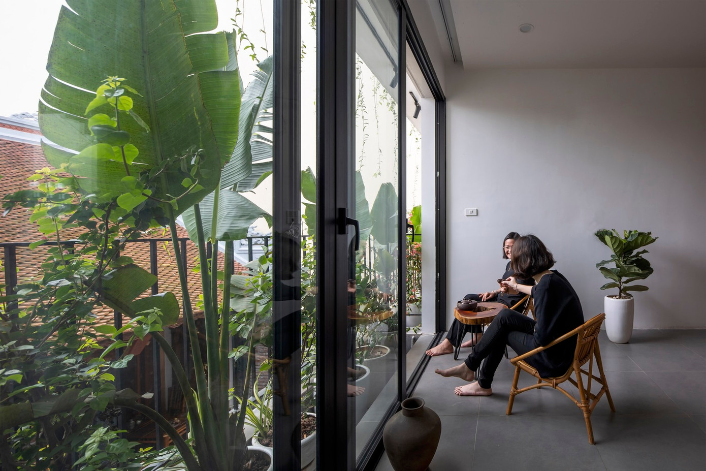 Tầng 2 của ngôi nhà bao gồm các không gian được sắp xếp tuần tự từ ngoài vào trong. Từ lối vào chính sẽ đi vào phòng khách, bếp, khu vực ăn uống và phòng ngủ riêng biệt cùng với phòng tắm chung.